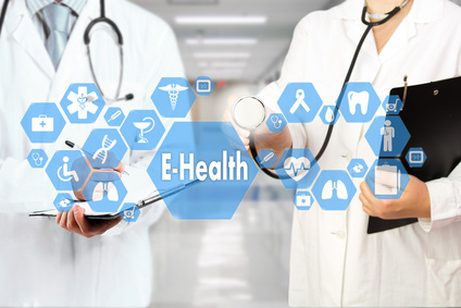 Ärzte präsentieren E-Health-Symbole in einem modernen Krankenhaus.